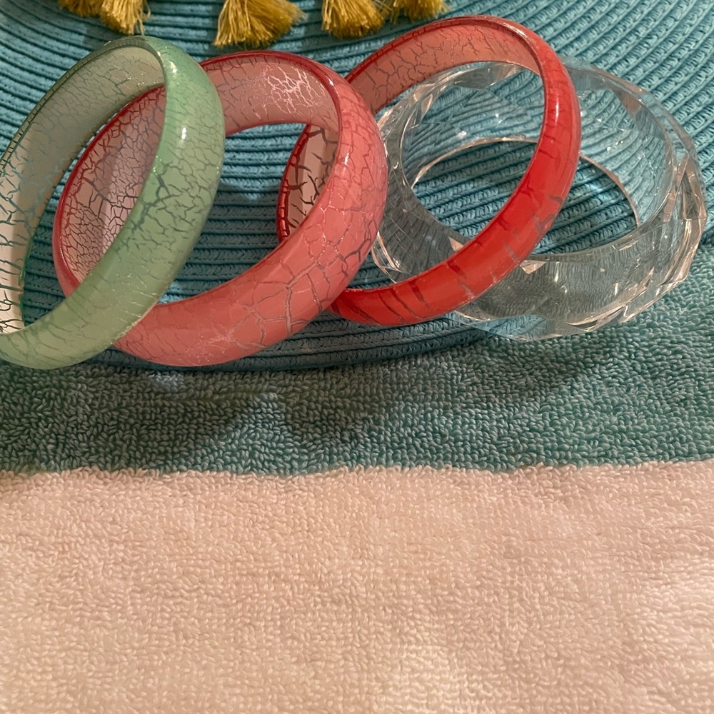 A group of 4 bracelet. Very stylish and multi colored. Sold as set.